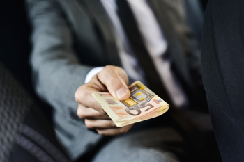 Mann zahlt eine Bonus-Prämie