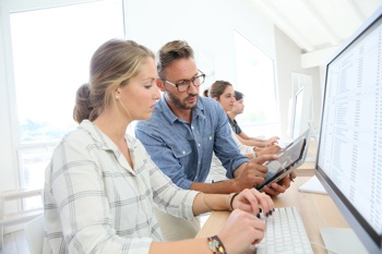 Trainees/Volontäre werden am Computer eingewiesen