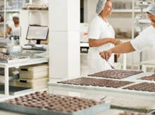 Professionelle Chocolatiers in Schokoladenfabrik