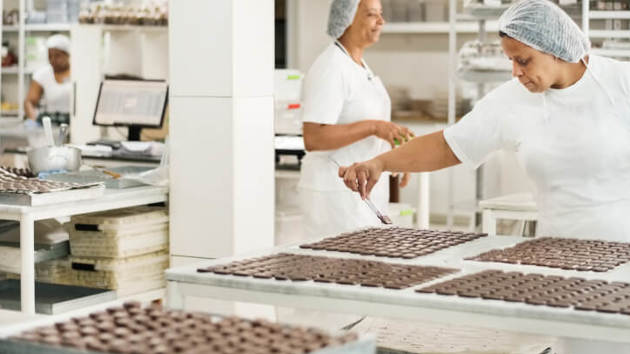 Professionelle Chocolatiers in Schokoladenfabrik