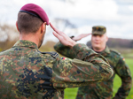 zwei Bundeswehrsoldaten beim militärischen Gruß