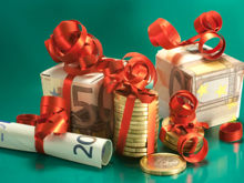 Zahlreiche Geldscheine und Münzen sind zu kleinen Weihnachtsgeschenken gestaltet.