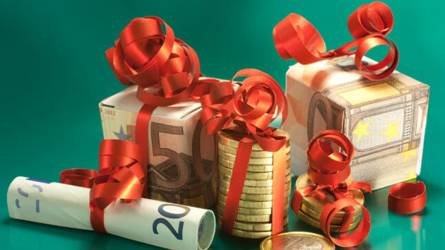 Zahlreiche Geldscheine und Münzen sind zu kleinen Weihnachtsgeschenken gestaltet.