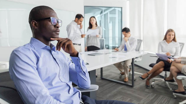 Introvertierter Mann bei einem Meeting im Büro