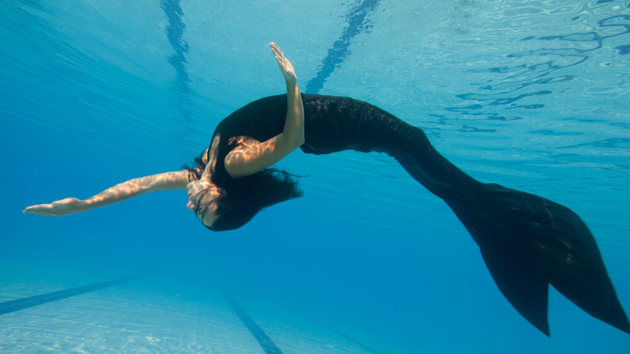 Sirene (Unterwassermodel) im Schwimmbad