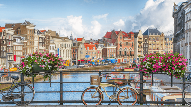 Amsterdam, die Hauptstadt der Niederlande, Kanal mit Brücke und Schiffen 
