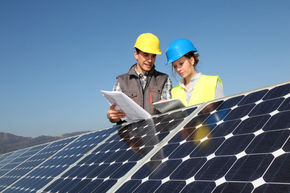 Ein Umweltingenieur und eine Umweltingenieurin prüfen die Panels einer Solaranlage