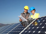 Ein Umweltingenieur und eine Umweltingenieurin prüfen die Panels einer Solaranlage