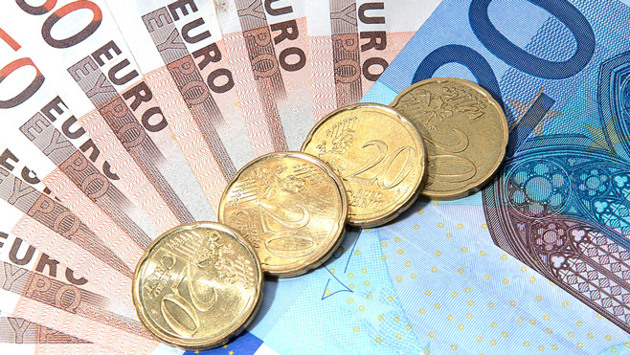 Mehrere aufgefächerte Euro-Scheine und Cent-Münzen