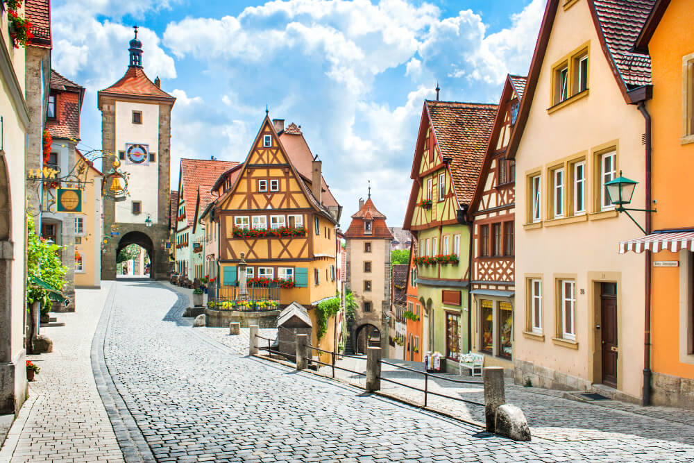 Die Altstadt von Rothenburg mit kleinen handwerklichen Betrieben in urigen Gässchen.