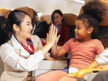 Stewardess gibt einem Kind ein Highfive