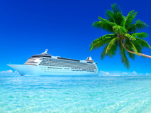 Kreuzfahrtschiff mit blauem Himmel, türkisfarbenem Meer und weißem Sand, grünen Palmen.