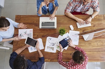 Junge Menschen arbeiten an einem gemeinnützigen Projekt