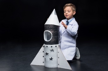 Junger Ingenieur mit Rakete