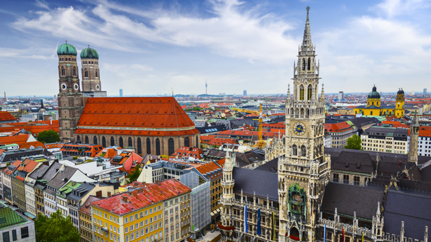 Foto der Münchener Frauenkirche und des Marienplatzes