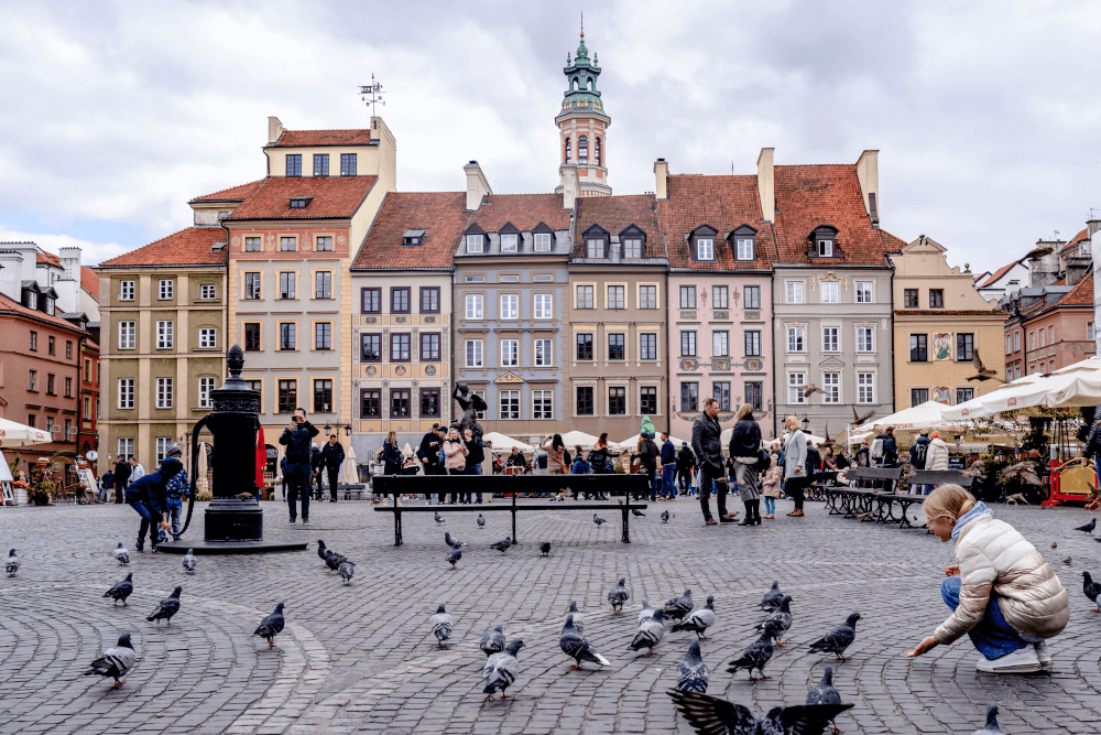 Menschen auf dem Marktplatz von Warschau, Polen