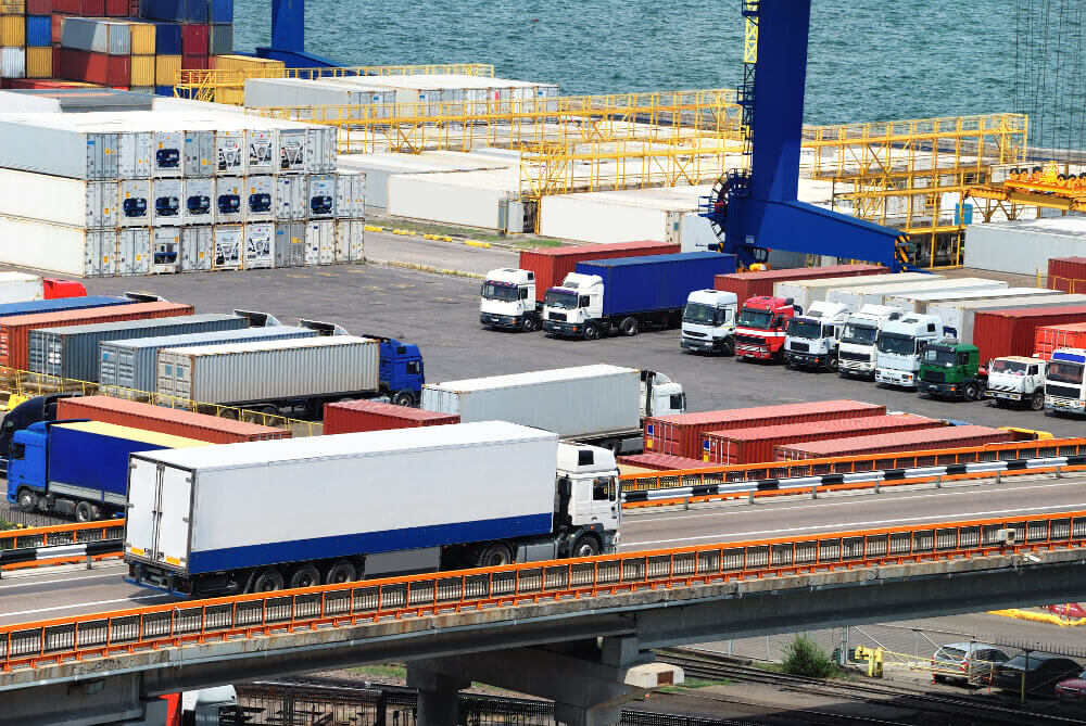 Containerterminal in einem Hafen, wo LKW Container abliefern oder abholen.