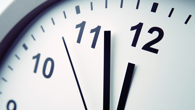 Nahaufnahme des Ziffernblattes einer runden Uhr