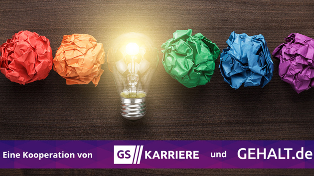 Eine Glühbirne liegt zwischen zerknülltem farbigem Papier über dem Banner: Eine Kooperation von GS Karriere und Gehalt.de.